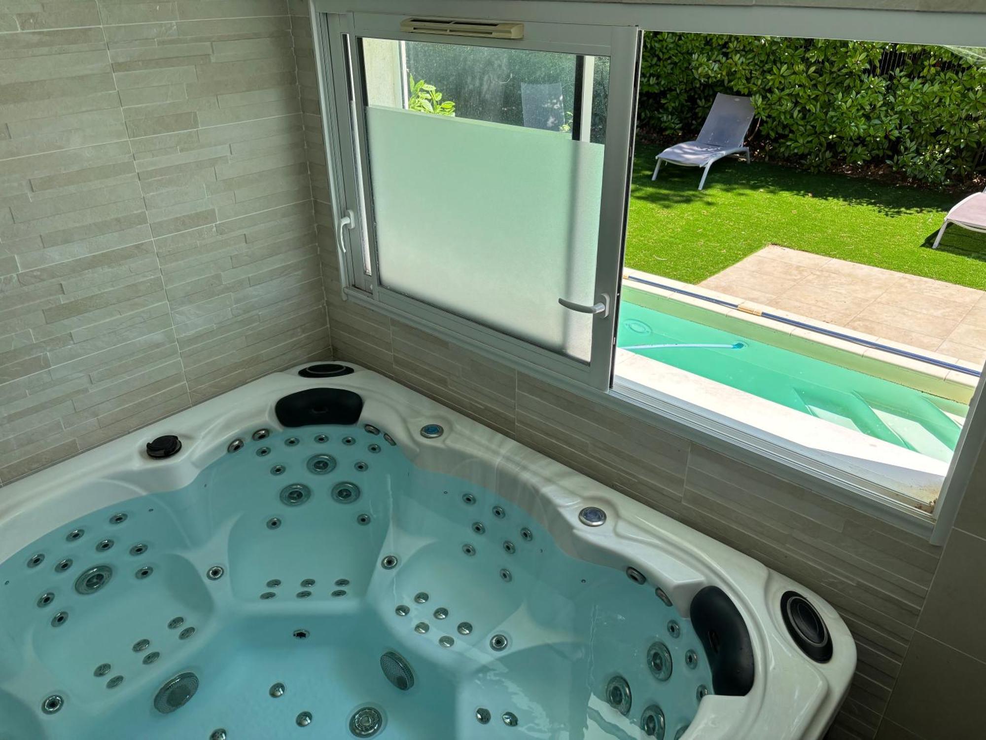 Les Jardins Du Castelas - Piscines, Jardins Et Spas Privatifs Uchaux Exterior photo