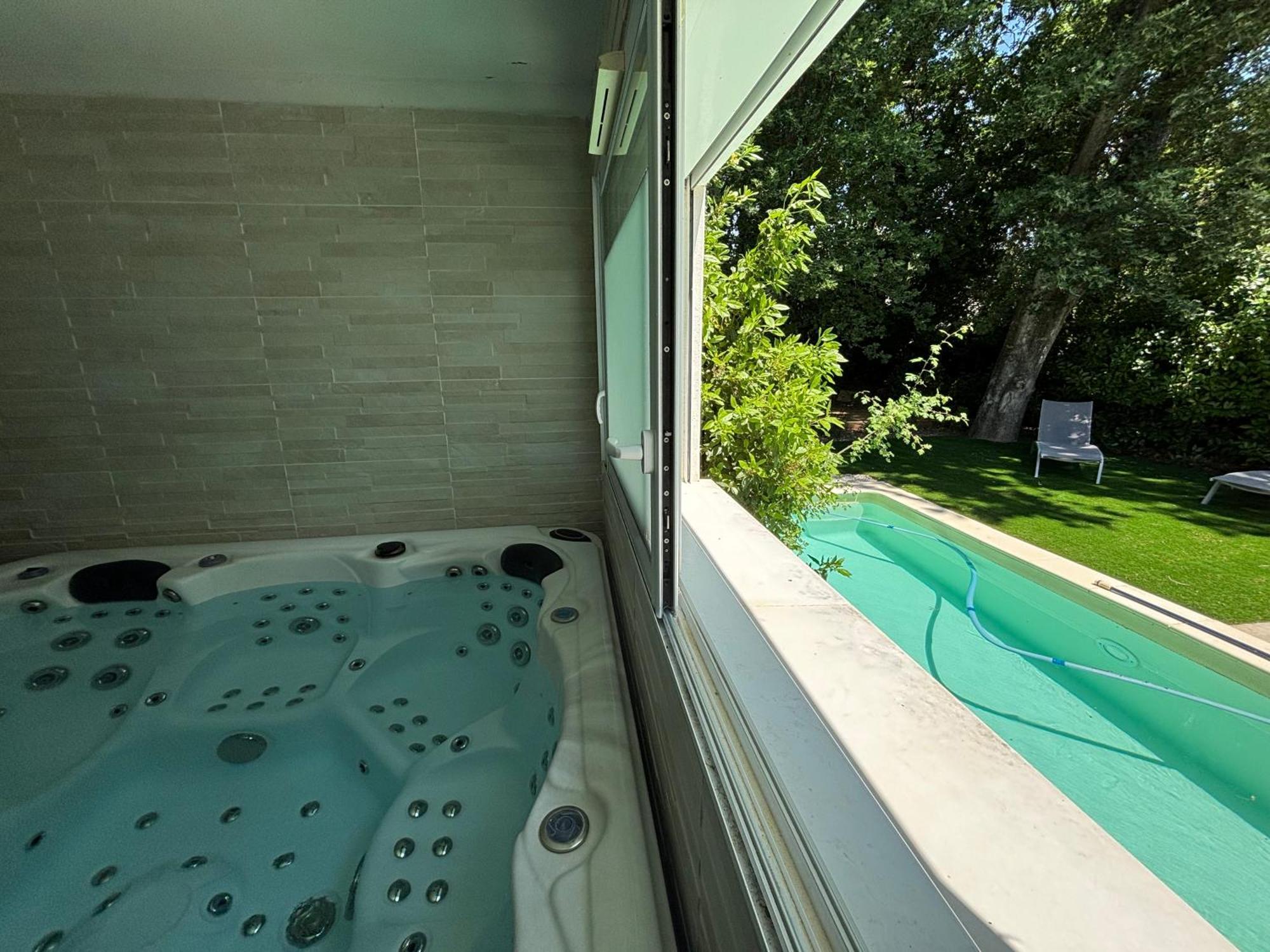 Les Jardins Du Castelas - Piscines, Jardins Et Spas Privatifs Uchaux Exterior photo